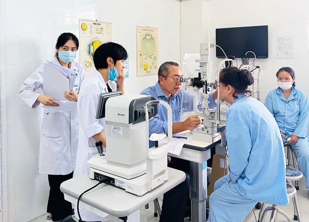 Un medecin japonais apporte de la lumiere a des milliers de patients vietnamiens hinh anh 1