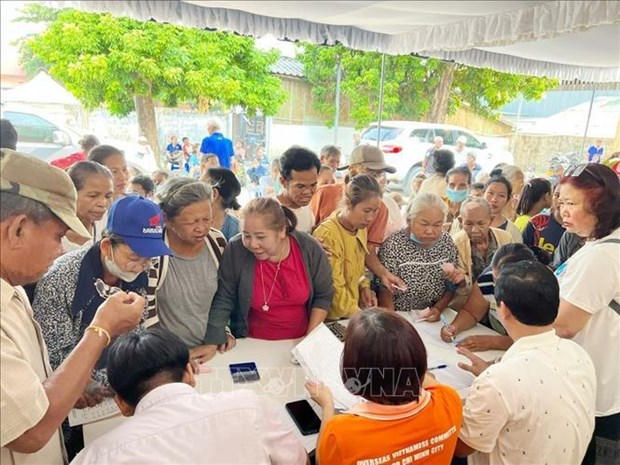 Ho Chi Minh-Ville organise des examens medicaux pour des personnes defavorisees au Laos hinh anh 1