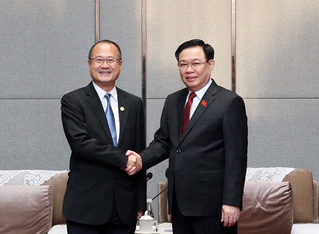 Le president de l’Assemblee nationale Vuong Dinh Hue rencontre des dirigeants de grands groupes chinois hinh anh 1