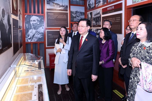 Le president de l'AN visite le Site des reliques du President Ho Chi Minh a Kunming hinh anh 2