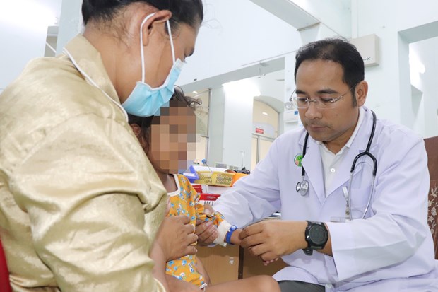 L'Hopital pediatrique Nhi Dong 2 sauve une petite fille cambodgienne atteinte d'une grave dengue hinh anh 1