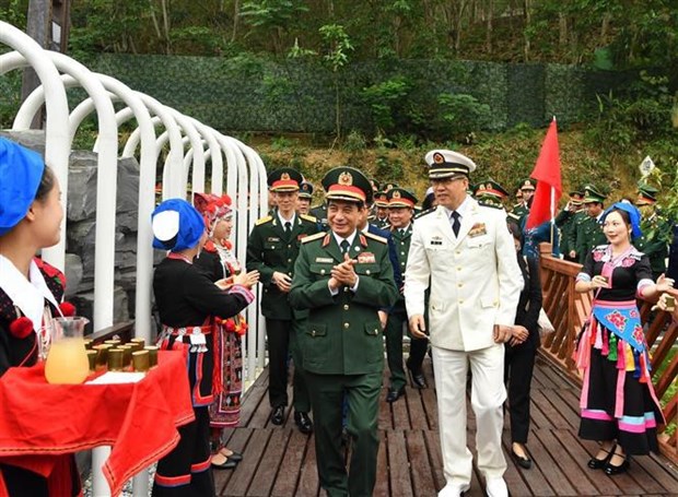Vietnam-Chine : Echange d’amitie sur la defense des frontieres pour la paix et l'amitie hinh anh 1