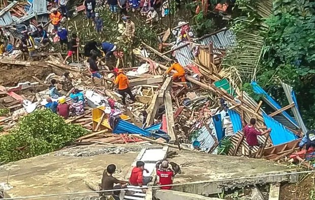 Des glissements de terrain font 18 morts en Indonesie hinh anh 1