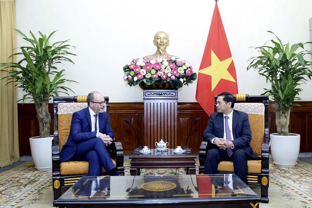 Le chef de la diplomatie vietnamienne recoit le secretaire d’Etat espagnol aux Affaires etrangeres hinh anh 1