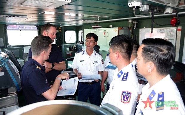 Les garde-cotes vietnamiens et la fregate francaise Vendemiaire s'entrainent ensemble en mer hinh anh 1