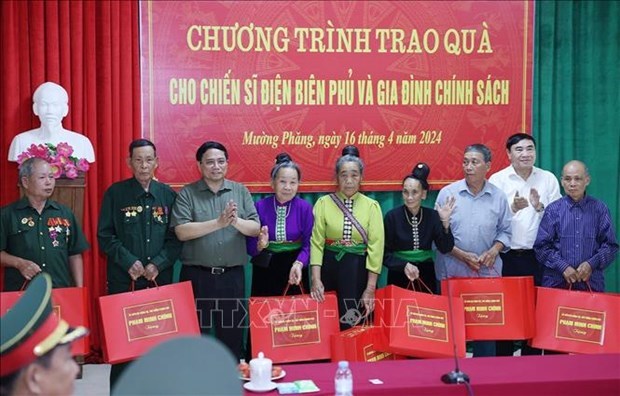 Le PM exprime sa gratitude aux contributeurs a la victoire de Dien Bien Phu hinh anh 2