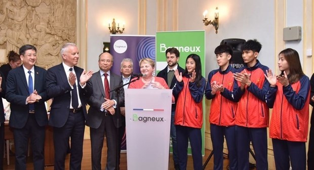 La maire de Bagneux (France) recoit des jeunes athletes vietnamiens de Taekwondo hinh anh 1