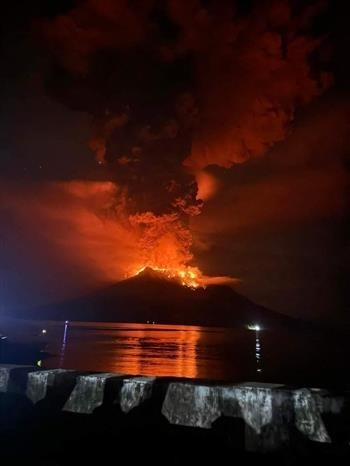 Le volcan indonesien Ruang entre en eruption et des centaines de personnes sont evacuees hinh anh 1