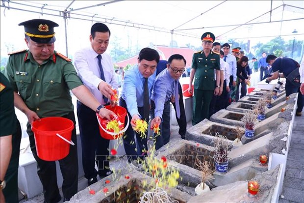 Inhumation des restes de neuf soldats morts pour la Patrie hinh anh 1