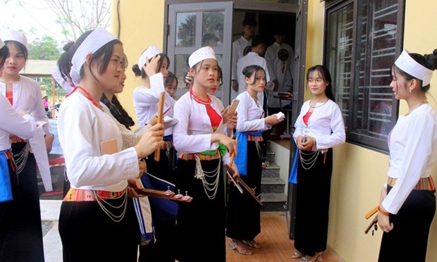 A Hoa Binh, les costumes traditionnels surfent sur la tendance et investissent les ecoles hinh anh 1