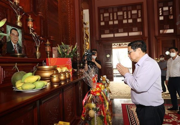 Le PM rend hommage a des anciens dirigeants du gouvernement hinh anh 1