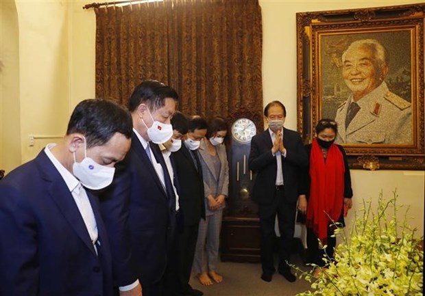 Le PM rend hommage a des anciens dirigeants du gouvernement hinh anh 2