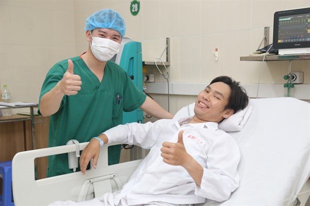 Des medecins vietnamiens realisent avec succes une premiere double greffe cœur-rein hinh anh 2